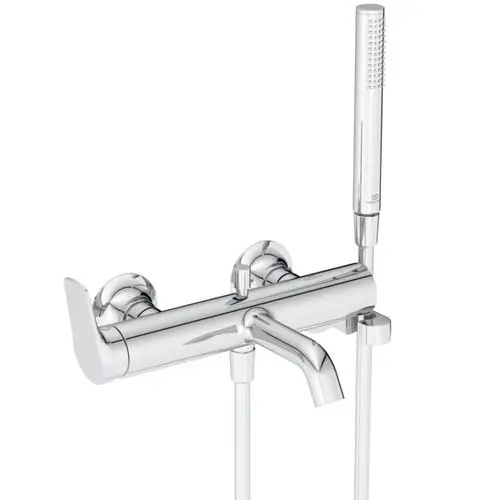 Chromfarbene Badearmatur mit separater Handbrause, hergestellt von Ideal Standard. Das Design umfasst einen Wasserhahn und zwei Steuerungselemente für Temperatur und Durchfluss.